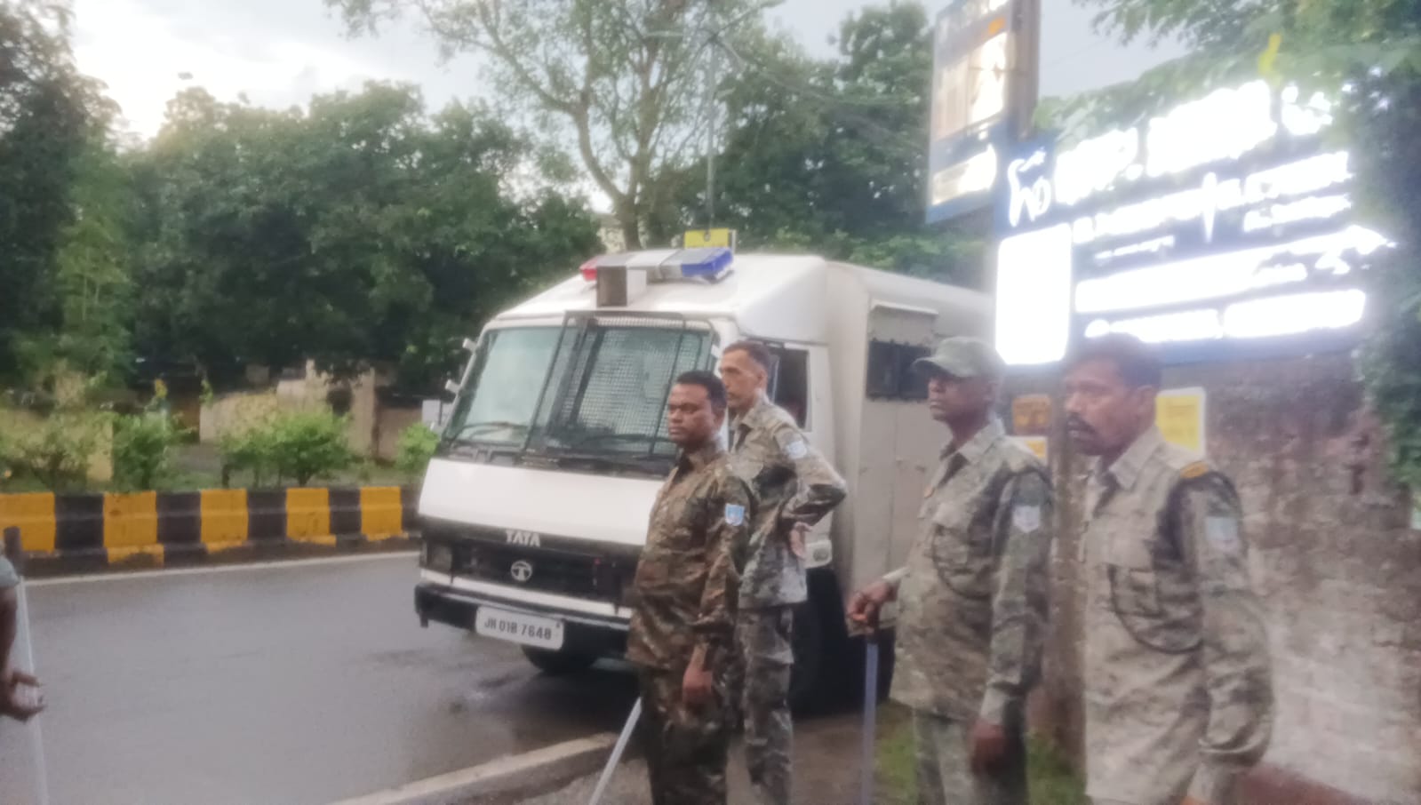 कार्यालय के बाहर मौजूद पुलिस.
