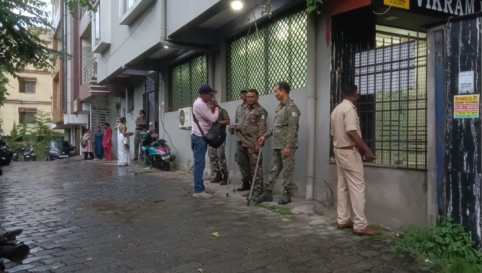 कार्यालय के बाहर मौजूद पुलिस.