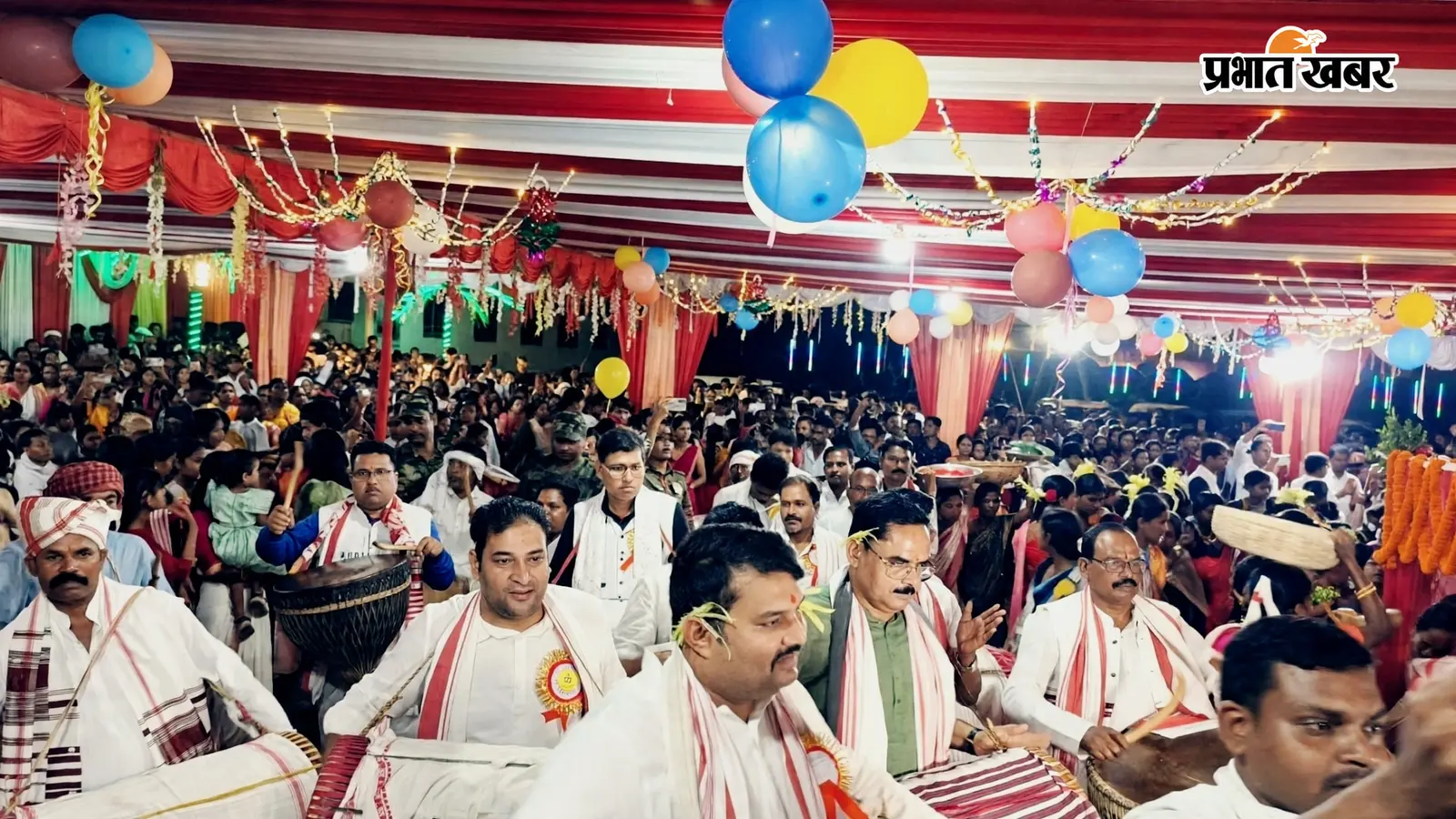 करम पर्व का उत्साह, मांदर की थाप पर झूमा गुमला; अधिकारियों ने मांदर बजाकर बढ़ाया उत्सव का रंग