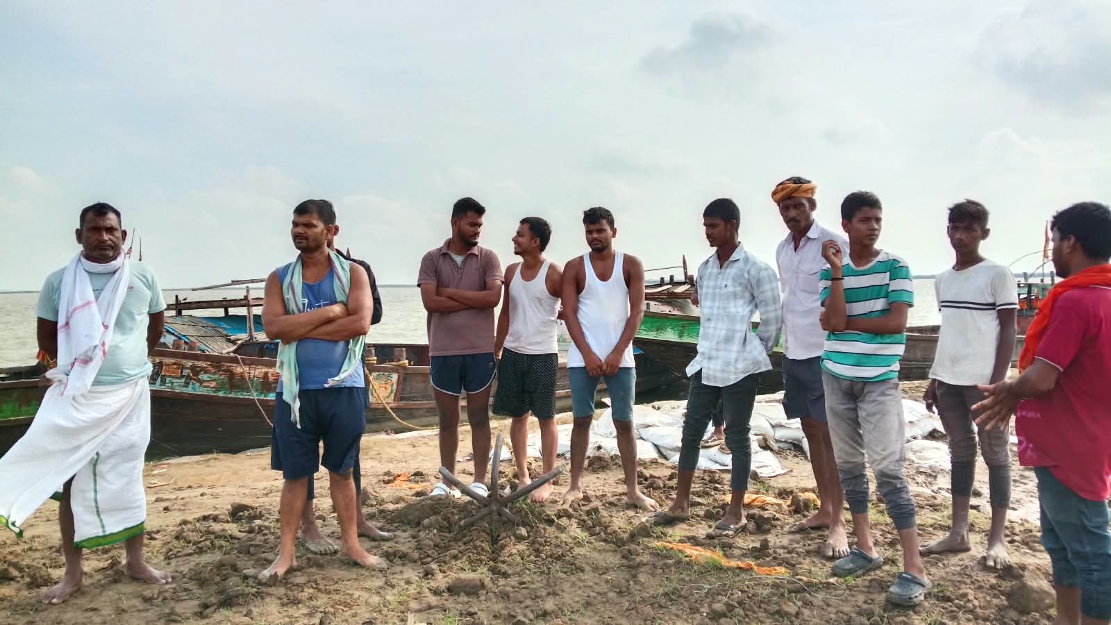 घटनास्थल पर पहुंचे लोग