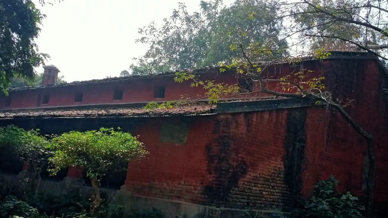 1 पुरानी ब्लैक एंड व्हाइट फोटो में मंझौल के नील कोठी 2 जर्जर हो चुके भवन | Prabhat Khabar Network