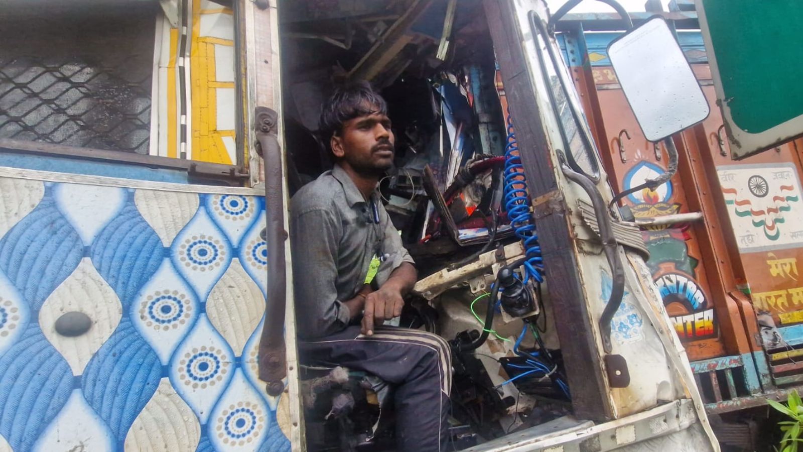 ट्रक में फंसा चालक