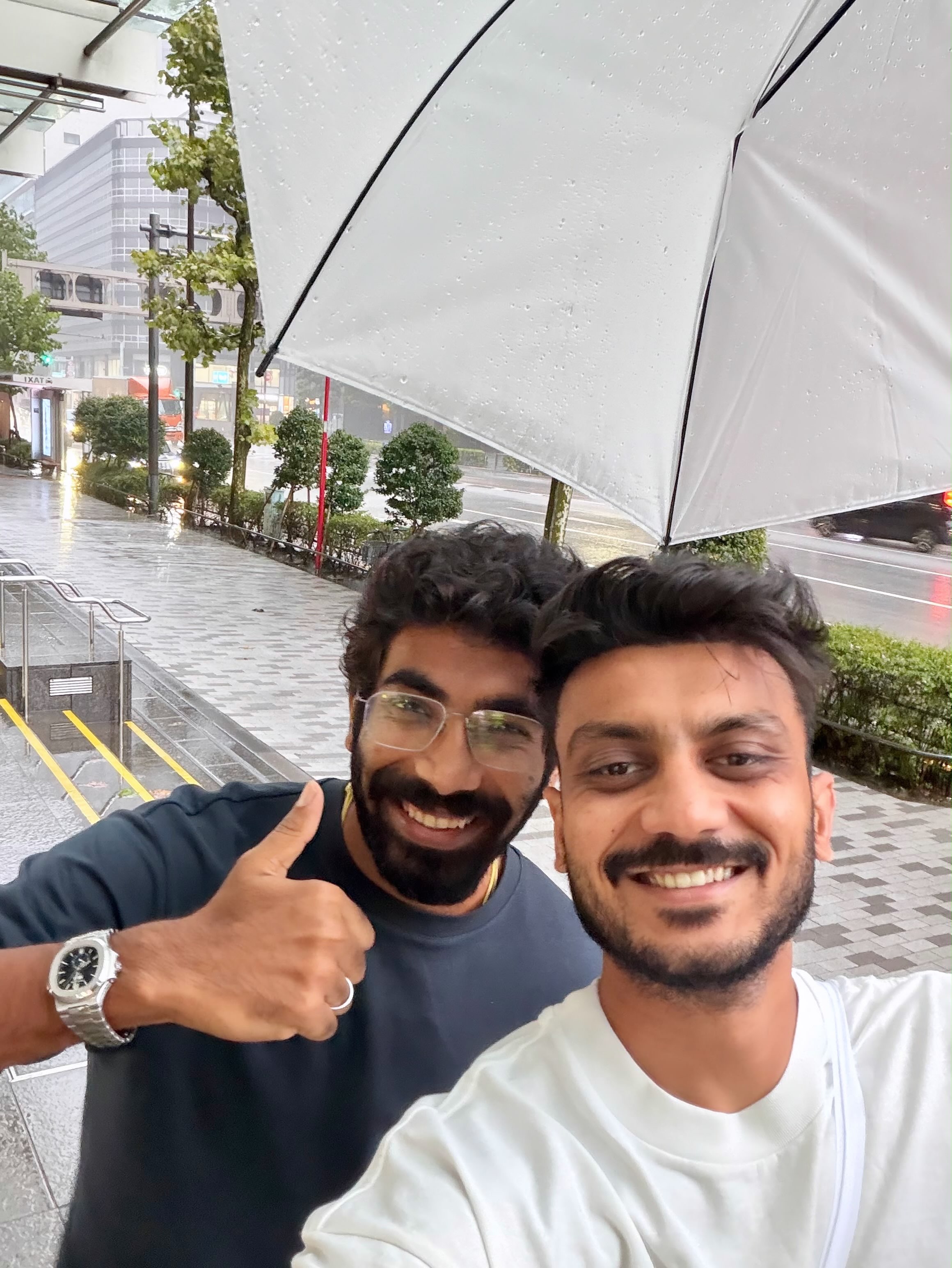 टोक्यो की सड़कों पर ली सेल्फी