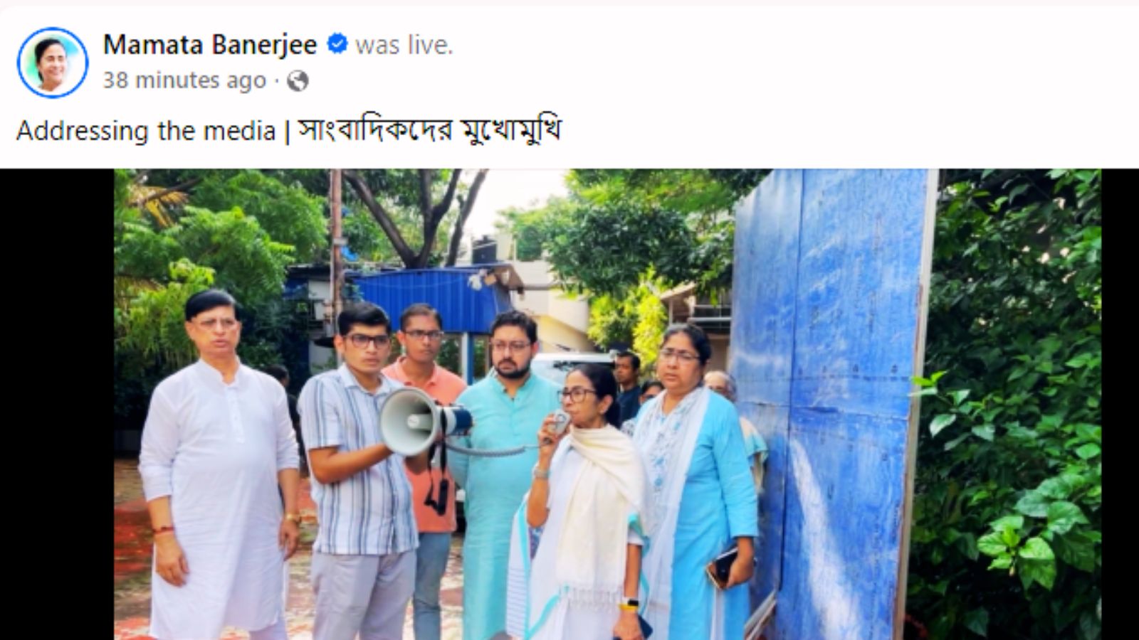 पत्रकारों को संबोधित करतीं ममता बनर्जी. फोटो : ममता बनर्जी के फेसबुक पेज का स्क्रीन शॉट.