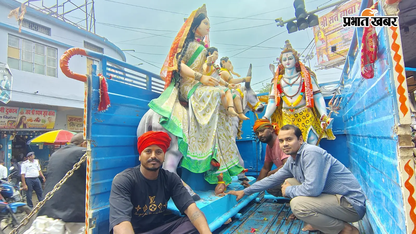 श्रद्धालुओं द्वारा विसर्जन के लिए ले जाते गणेश की प्रतिमा | Prabhat Khabar Network