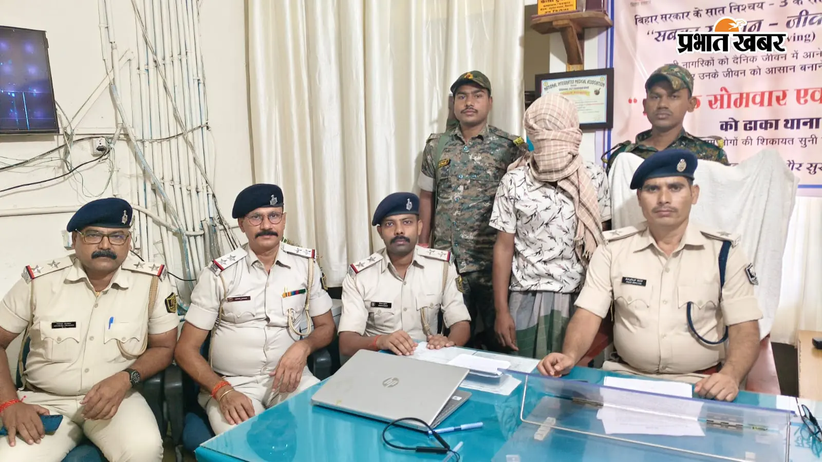 पुलिस को देखते ही भागने लगा युवक, पीछा कर दबोचा, मोबाइल की जांच में सामने आया पाकिस्तान कनेक्शन