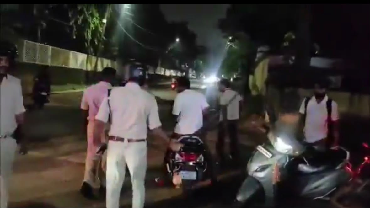लोगों से जानकारी लेती पुलिस