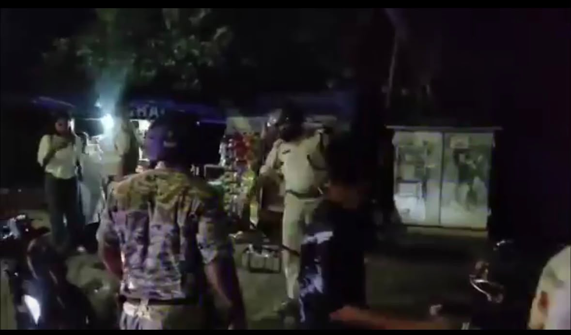 युवकों पर लाठी चलाती पुलिस