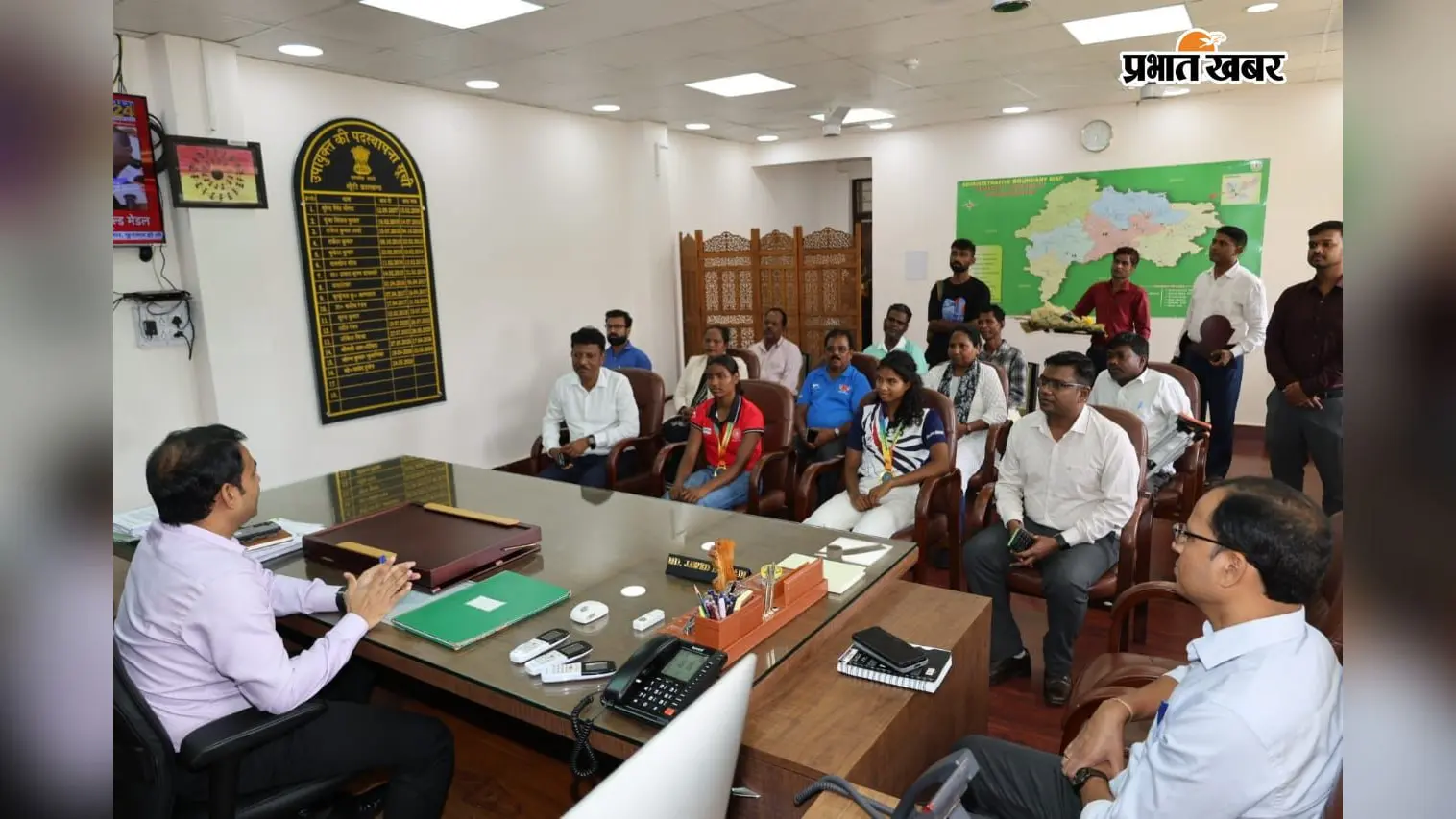 जूनियर महिला एशिया कप जीतकर लौटीं खूंटी की बिनिमा-रोशनी, डीसी ने किया सम्मानित