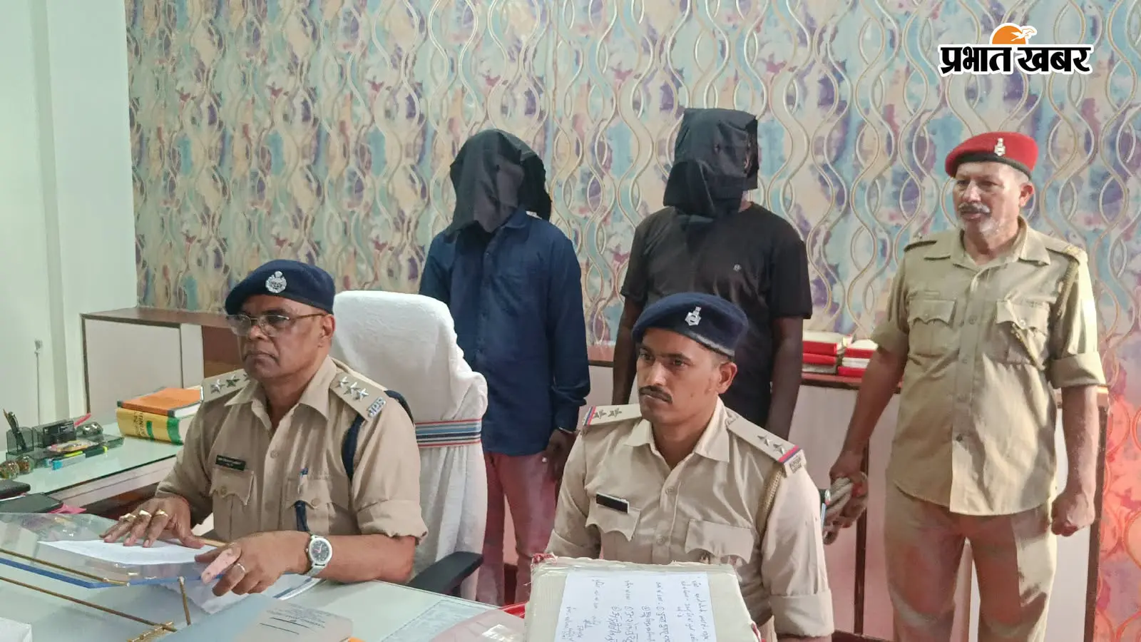 डोबो में घर बना गांजा पैकिंग का ठिकाना? छापेमारी में पिता-पुत्र दबोचे गए, नकदी देखकर पुलिस भी चौंकी