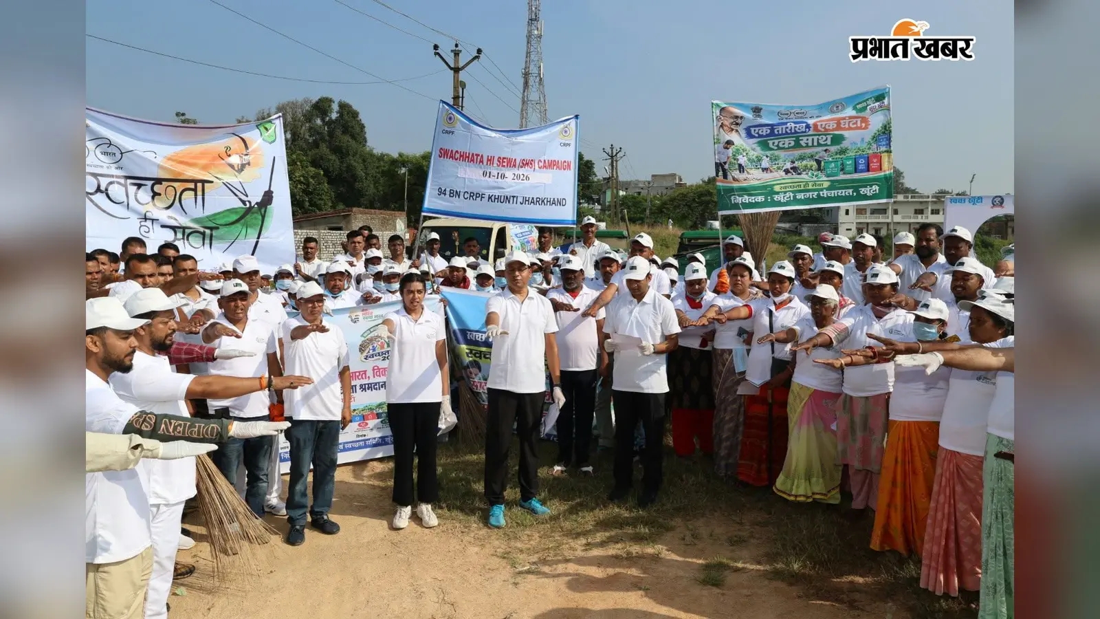 खूंटी के राजा तालाब में चला बड़ा सफाई अभियान, DC से लेकर स्थानीय लोगों ने किया श्रमदान; ली स्वच्छता की शपथ