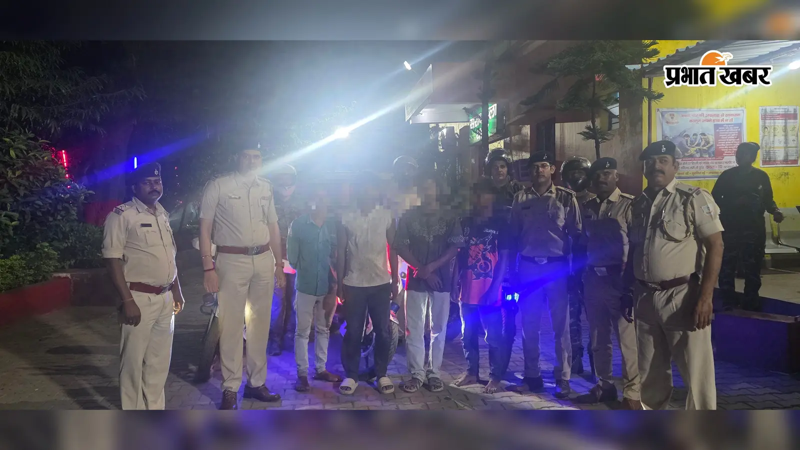 अंधेरा होते ही सजती थी महफिल! शिकायतों के बाद पुलिस ने मारा धावा, 4 युवक हिरासत में