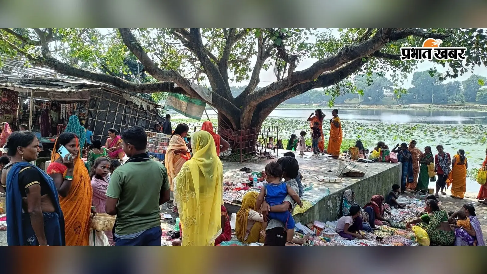 जितिया पर बसंतराय तालाब में उमड़ी श्रद्धालुओं की भीड़, गंदगी के बीच श्रद्धालुओं ने किया स्नान-पूजन