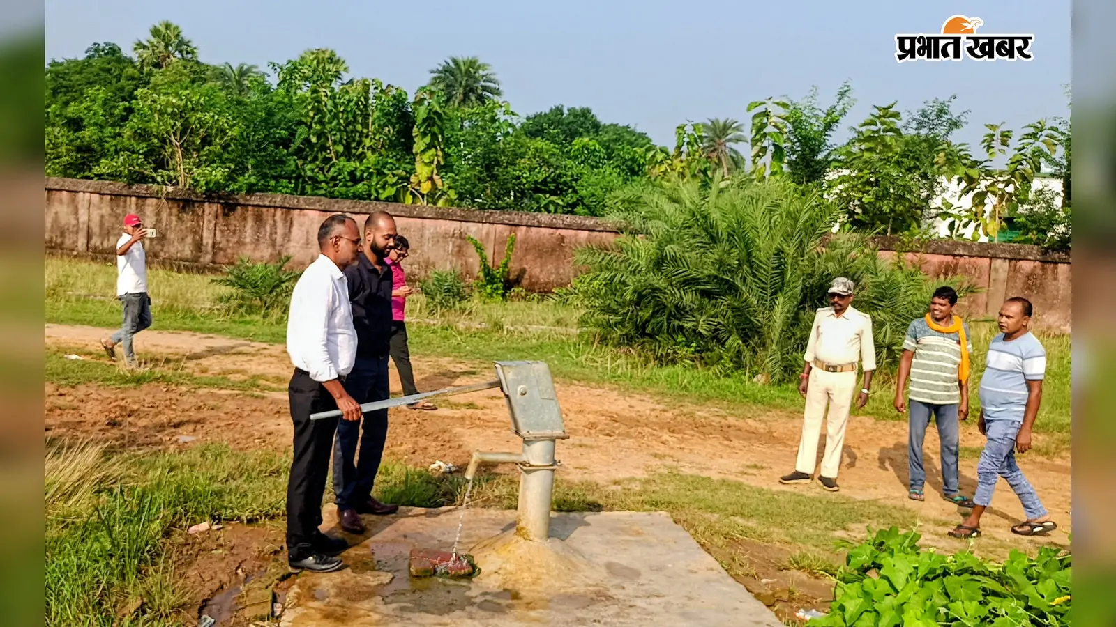पथरगामा में पेयजल व्यवस्था की पड़ताल, BDO ने नलकूप चलाकर खुद जांची स्थिति