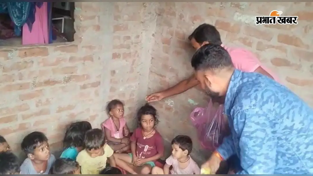 हनवारा में ‘आंगनबाड़ी उत्सव’ की पहल, नारायणपुर केंद्र में बच्चों के बीच बांटे फल