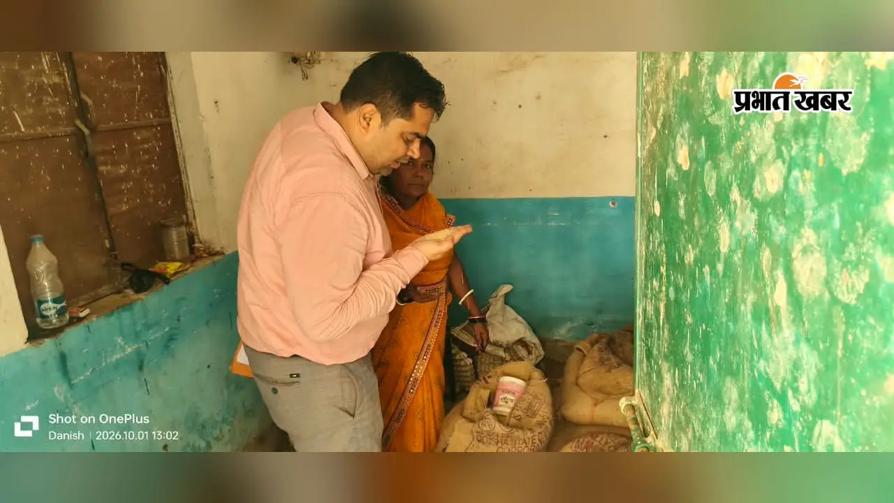 मध्याह्न भोजन की खाद्य सामग्री के नमूने लिये ,48 बच्चों के बीमार पड़ने के बाद ग्रामीणों ने विद्यालय में की बैठक