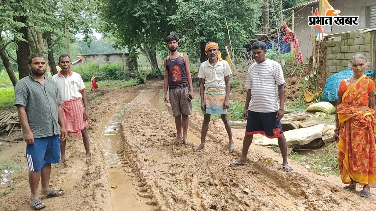 Gumla : दो किमी सड़क, दो लाख की निकासी और बरसात में दलदल, घाघरा में निर्माण की गुणवत्ता पर उठे सवाल