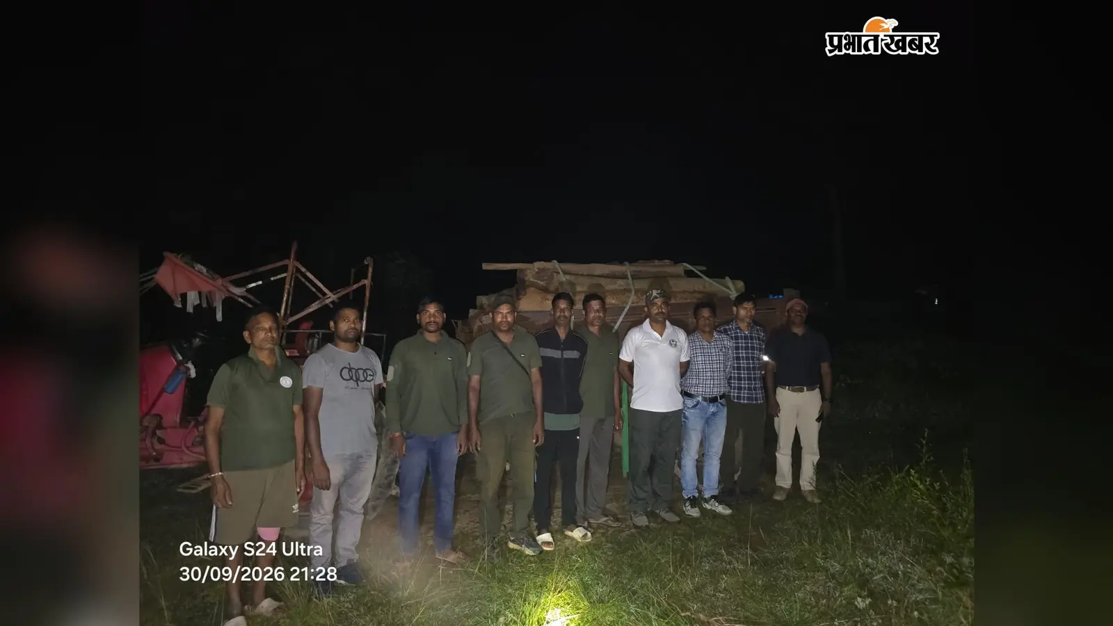 Gumla : गुप्त सूचना पर वन विभाग की छापेमारी, 16 बोटे लकड़ी लदा ट्रैक्टर जब्त; चालक फरार