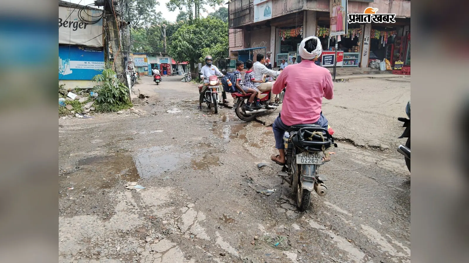 21 महीने बाद भी अधूरी 18.41 करोड़ की सड़क, जगह-जगह जानलेवा गड्ढे, हादसों का बढ़ा खतरा