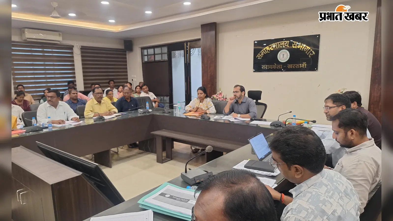 स्कूल अपार आइडी बनाने में तेजी लायें, शत-प्रतिशत उपस्थिति सुनिश्चित करें : डीसी