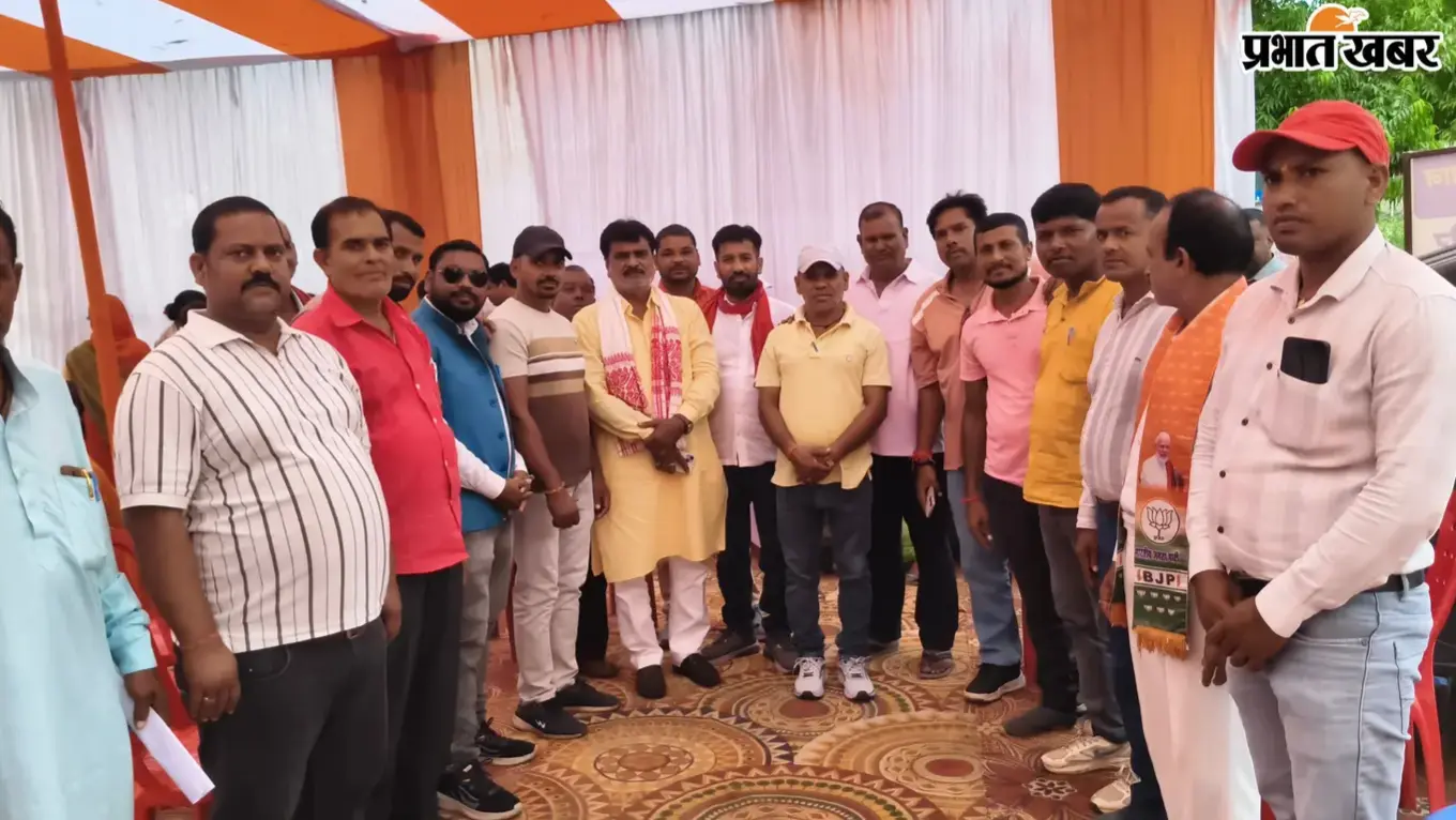 बेंगाबाद प्रखंड परिसर में स्वास्थ्य जांच शिविर, डॉक्टरों ने मरीजों को दी सलाह और दवा