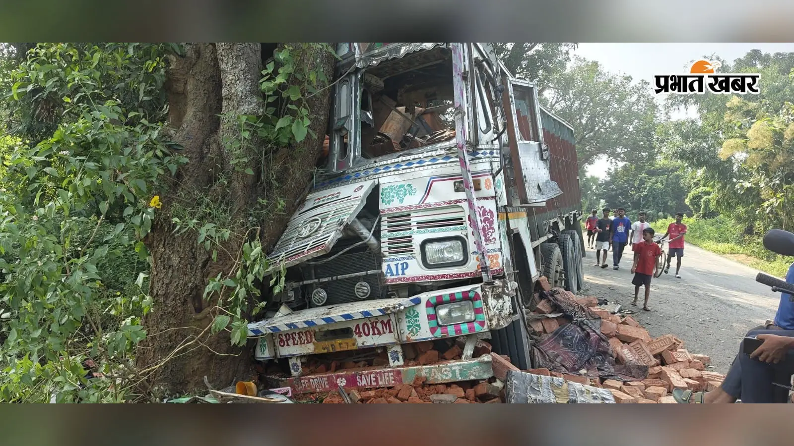 ईंट लदा ट्रक पेड़ से टकराकर दुर्घटनाग्रस्त, केबिन में फंसा चालक