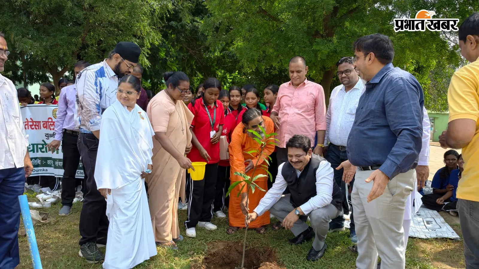 संत तेरेसा स्कूल में पौधारोपण से जुबिली वर्ष का शुभारंभ
