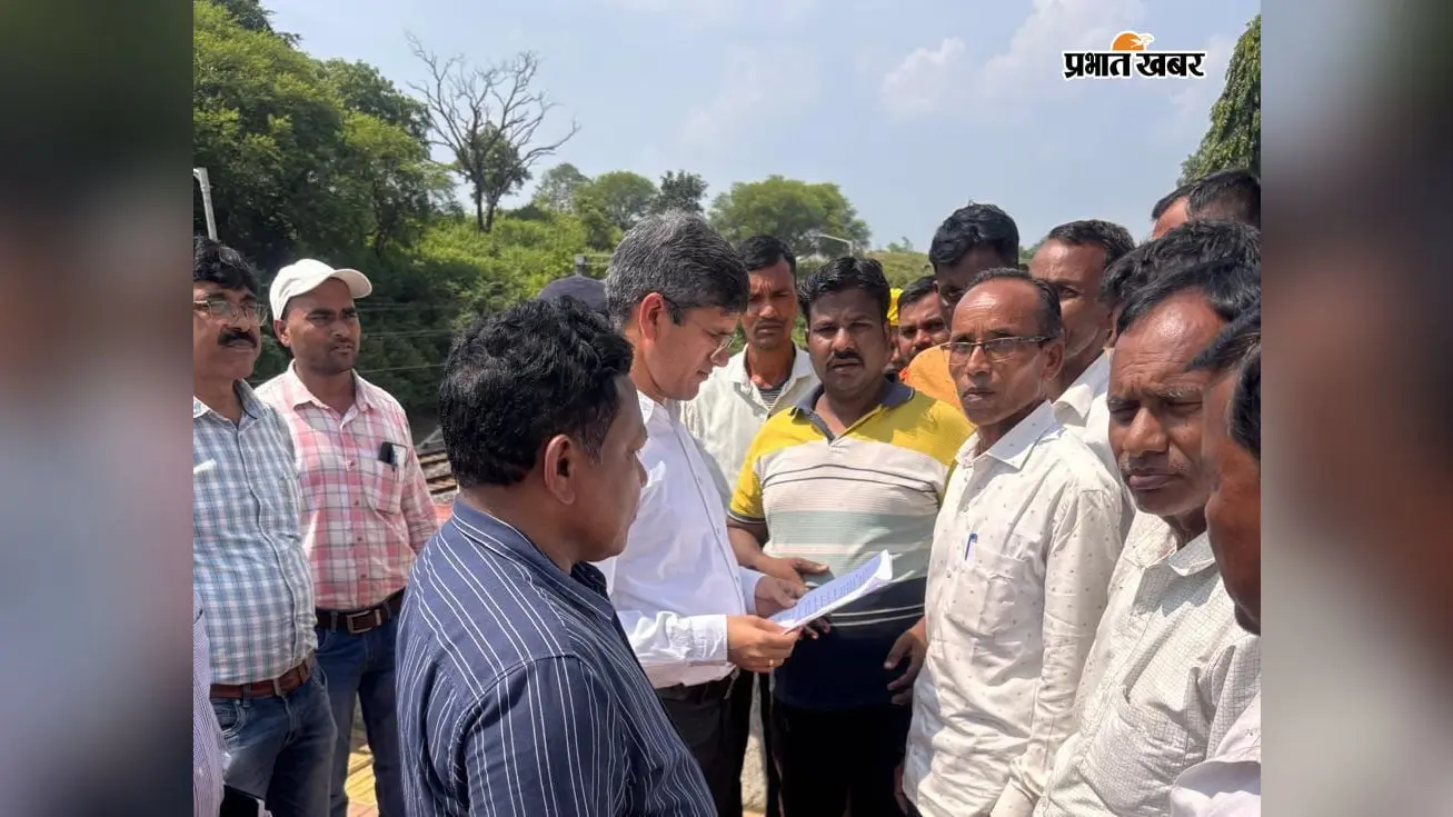 झिमड़ी स्टेशन पर सुविधाओं का टोटा, यात्रियों ने एडीआरएम को सौंपा मांगपत्र, लोकल ट्रेन चलाने समेत 8 मांगें उठायीं