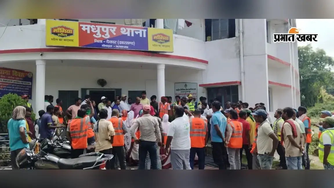 मधुपुर - नगर परिषद पदाधिकारी से मारपीट पर भड़के कर्मी, दिनभर हड़ताल; शाम को घर से पकड़ा गया आरोपी
