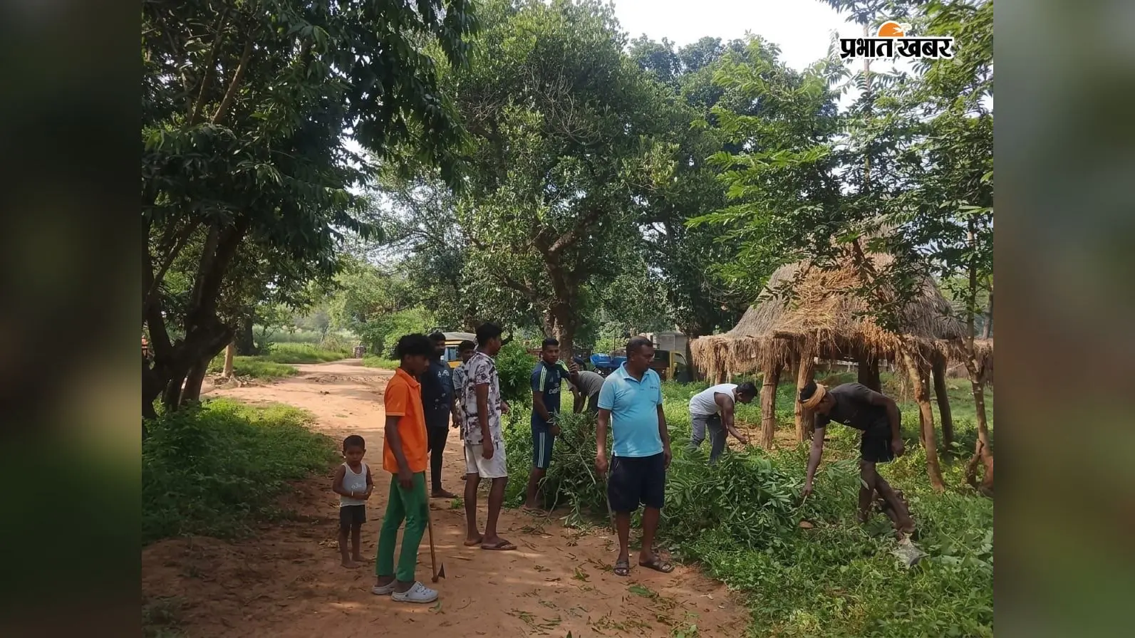 बानो में बिरसा मुंडा युवा समिति का सफाई अभियान, सड़क किनारे झाड़ियों की हुई सफाई