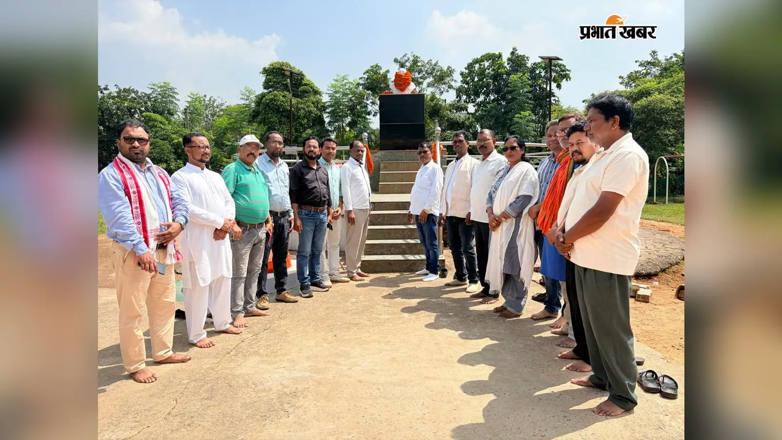 सत्य-अहिंसा और भाईचारे को याद कर झामुमो ने मनायी गांधी जयंती, गांधी मैदान में दी श्रद्धांजलि
