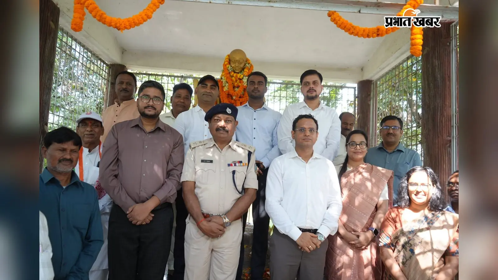 Watch Video : हजारीबाग में गांधी-शास्त्री जयंती पर DC ने दी श्रद्घांजलि, पौधरोपण कर दिया पर्यावरण संरक्षण का संदेश
