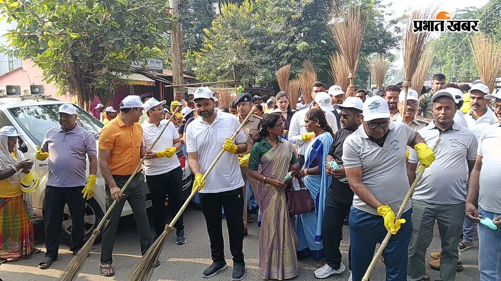 गांधी व शास्त्री जयंती पर उपायुक्त व अन्य अधिकारियों ने अर्पित किए श्रद्धासुमन, श्रमदान कर स्वच्छता का दिया संदेश.