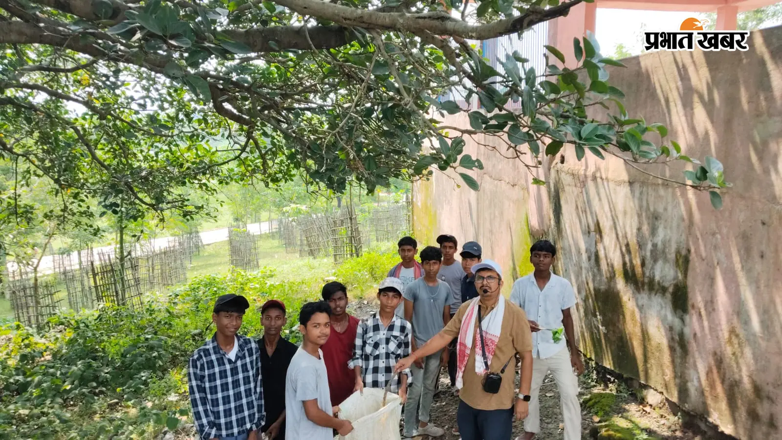 मुरली पहाड़ मंदिर प्रांगण में चला स्वच्छता अभियान, 80 छात्रों ने लिया स्वच्छता का संकल्प.