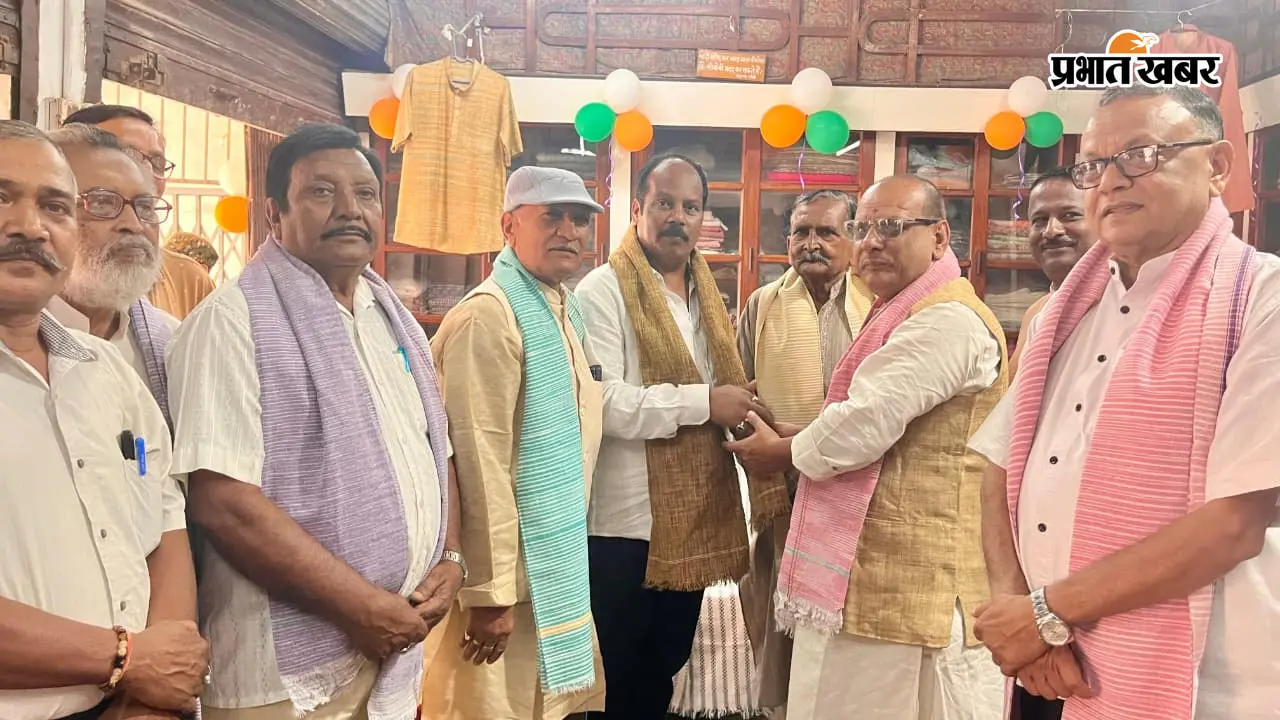 गांधी जयंती पर हजारीबाग में खादी पर 25% तक छूट, विधायक प्रदीप प्रसाद ने किया शुभारंभ