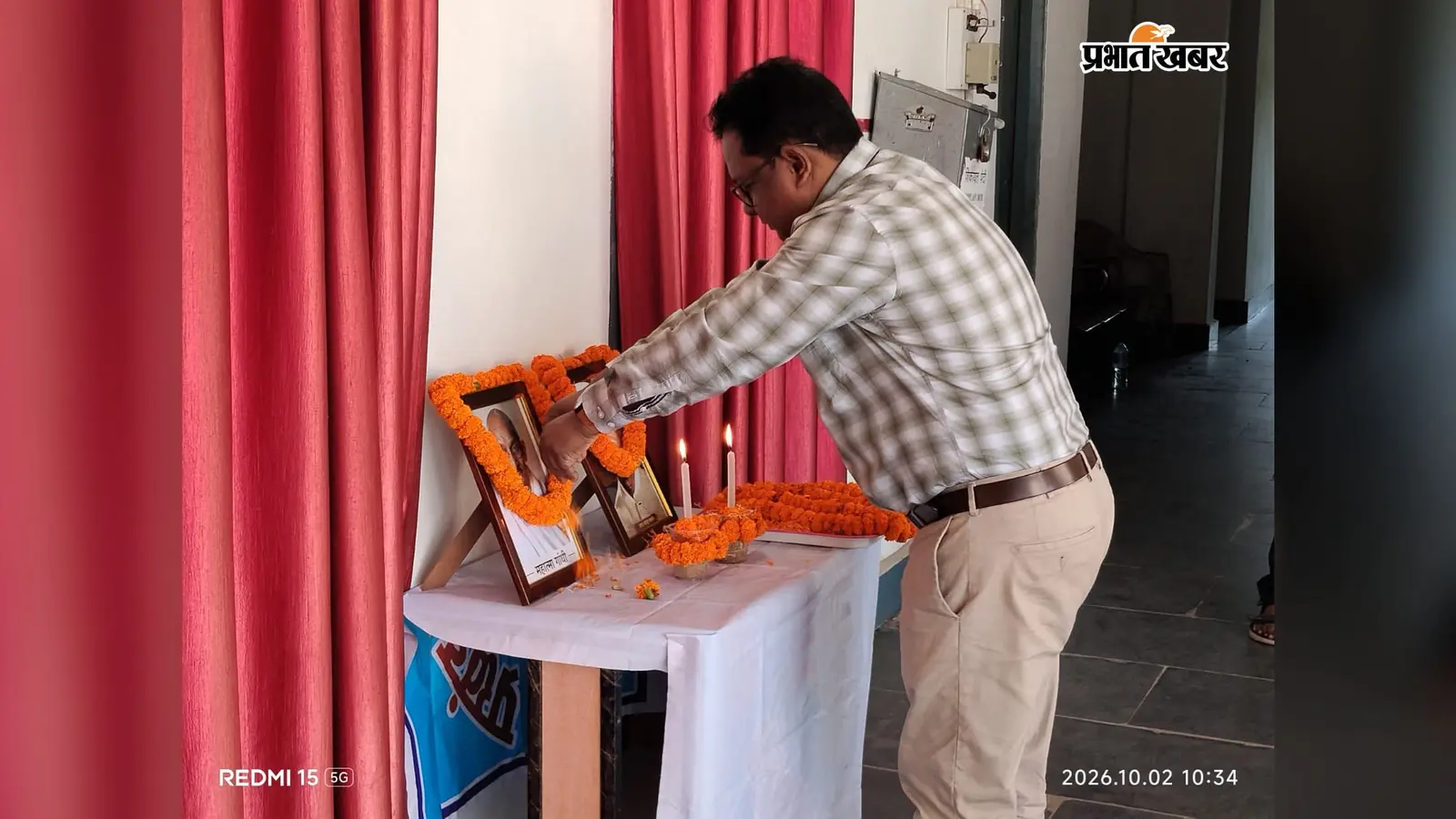 गांधी-शास्त्री जयंती पर कोलेबिरा प्रखंड कार्यालय में श्रद्धांजलि, अधिकारियों ने किया माल्यार्पण