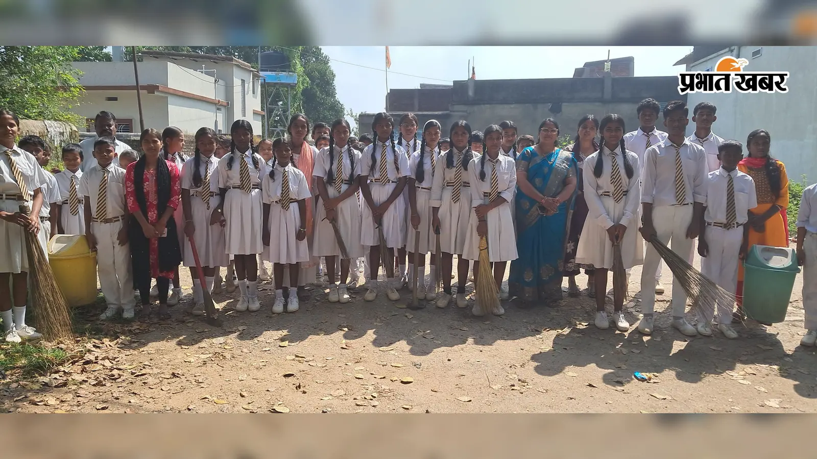 हजारीबाग के मोरांगी में गांधी जयंती पर स्वच्छता अभियान, बच्चों ने दिया ‘सुंदर गांव-स्वच्छ गांव’ का संदेश