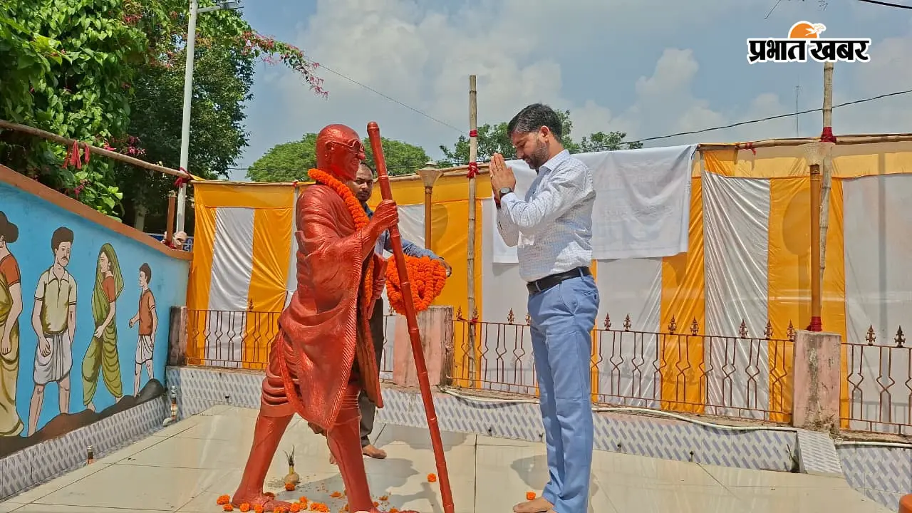 गांधी जयंती पर डीसी ने किया माल्यार्पण, बापू के आदर्शों पर चलने का लिया संकल्प