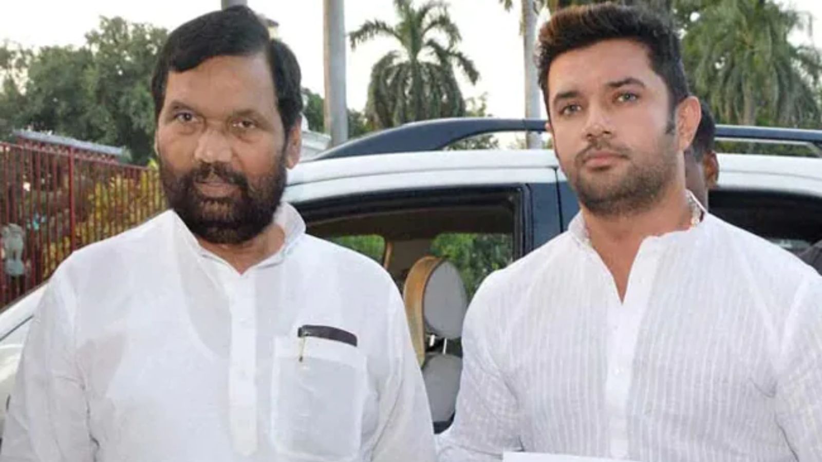 पिता रामविलास पासवान के साथ चिराग पासवान