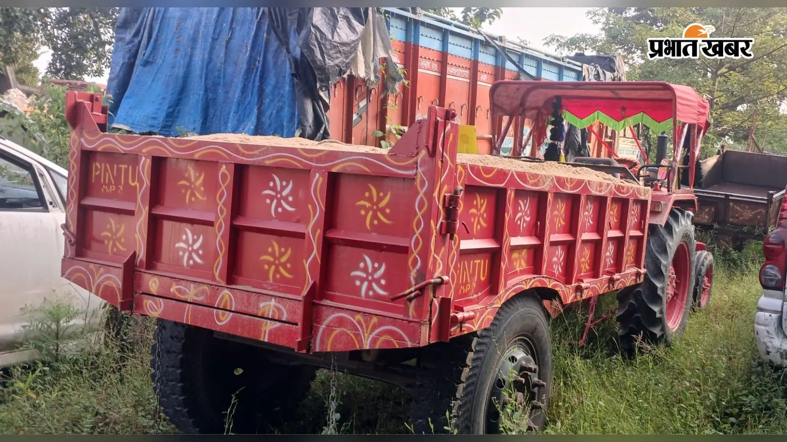 वायरल वीडियो के बाद हरकत में पुलिस, केशो नदी से दो बालू लदे ट्रैक्टर जब्त