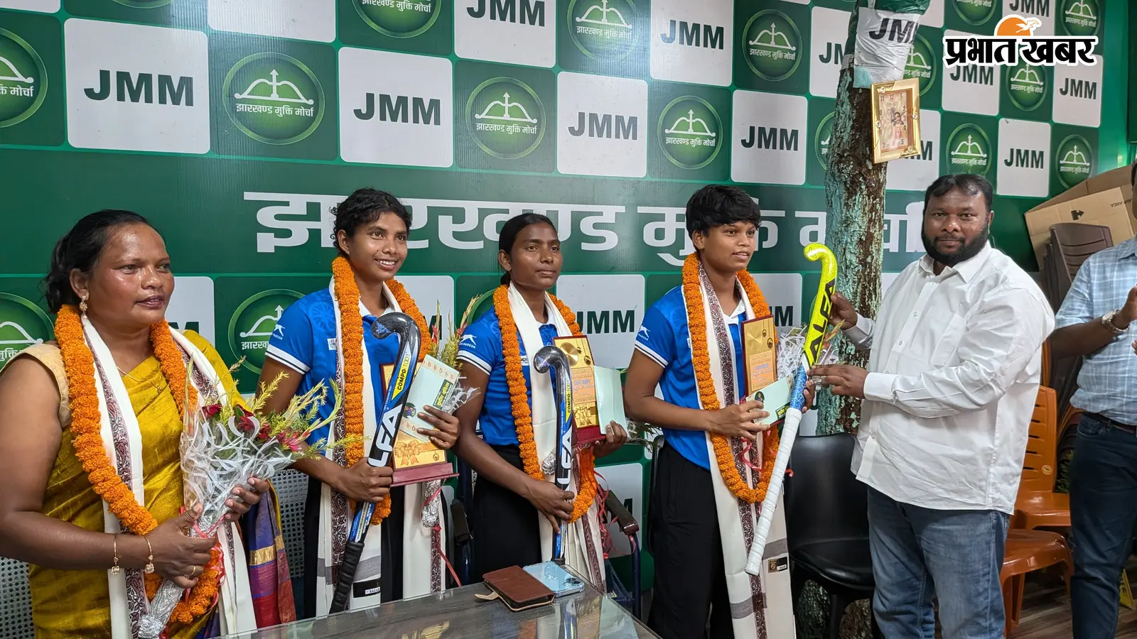 मेडल जीतकर लौटी खूंटी की बेटियां, सम्मान समारोह में संघर्ष की कहानी सुन भावुक हुए माता-पिता