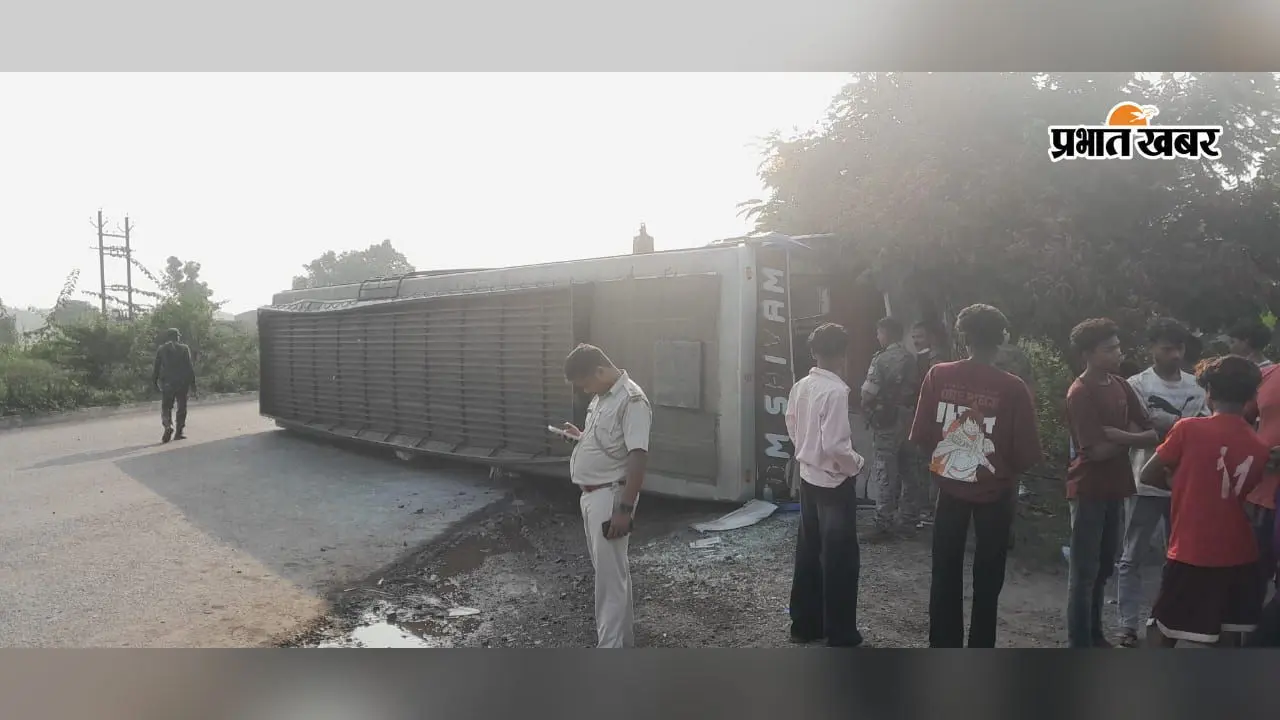 कोलकाता से रांची जा रही बस NH-33 पर पलटी, मची चीख-पुकार, 25 यात्रियों में तीन घायल