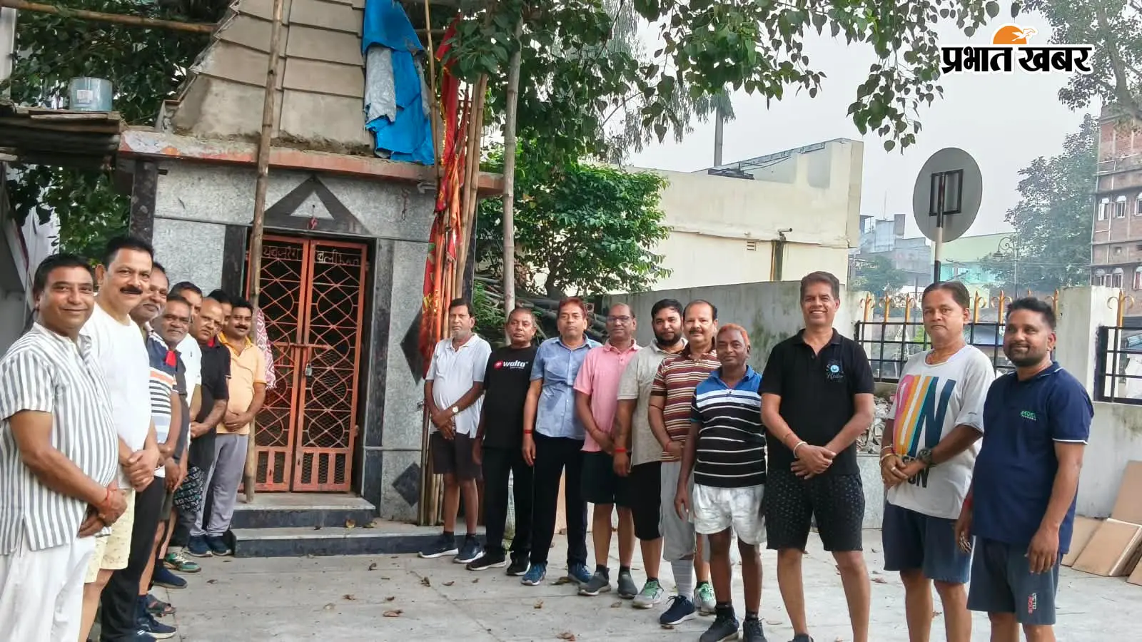 विमान हादसे के जांबाज कैप्टन की सलामती के लिए कतरास में सामूहिक प्रार्थना, हनुमान मंदिर में जुटे लोग