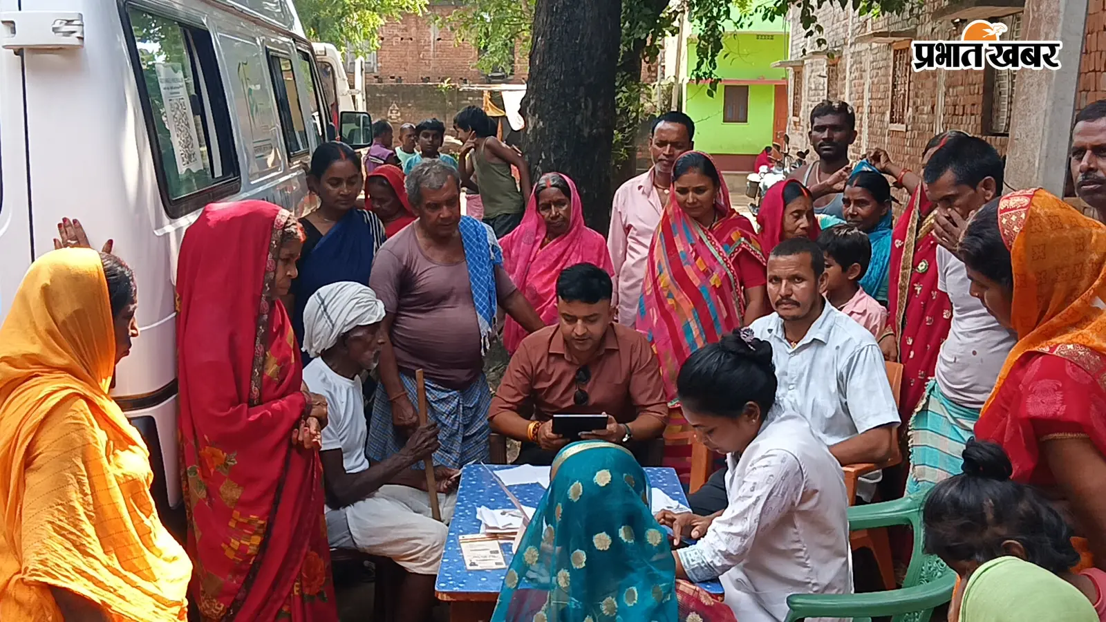 WATCH VIDEO: गांडेय के मोहनडीह में लगा चिकित्सा शिविर, मरीजों की जांच के साथ निशुल्क दवा का वितरण