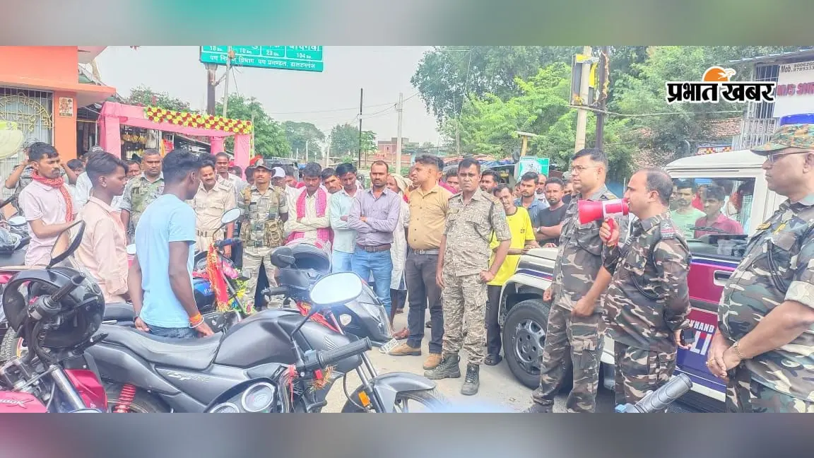 चेकिंग के दौरान लोगों को सड़क सुरक्षा के प्रति किया जागरूक