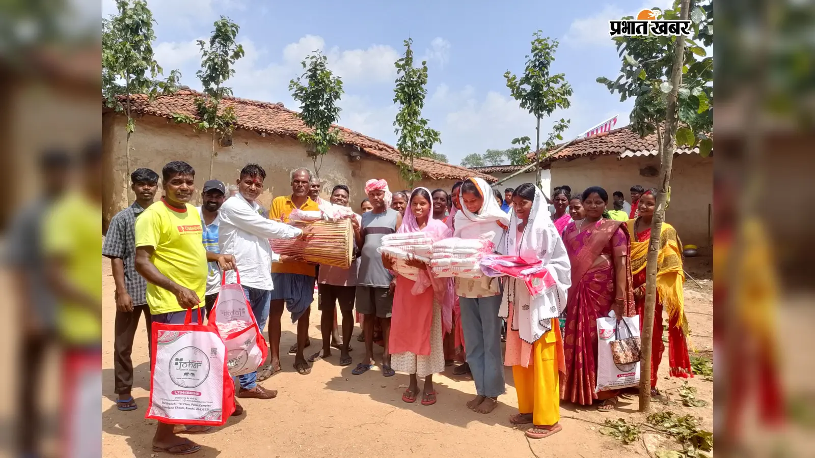 Khunti : जिउतिया से पहले ग्रामीणों को मिला मांदर, साड़ी और सरना गमछा, संस्कृति के रंग में डुमरगड़ी