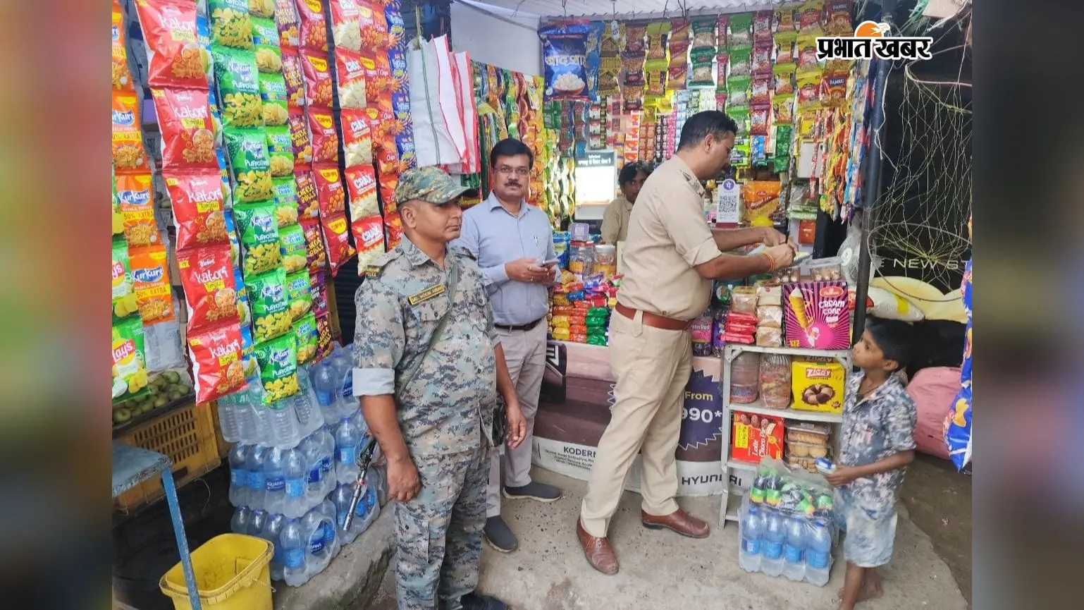 पीटीपीएस न्यू मार्केट में तंबाकू उत्पादों की दुकानों में जांच, नियम तोड़ने पर 1-1 हजार रुपये जुर्माना