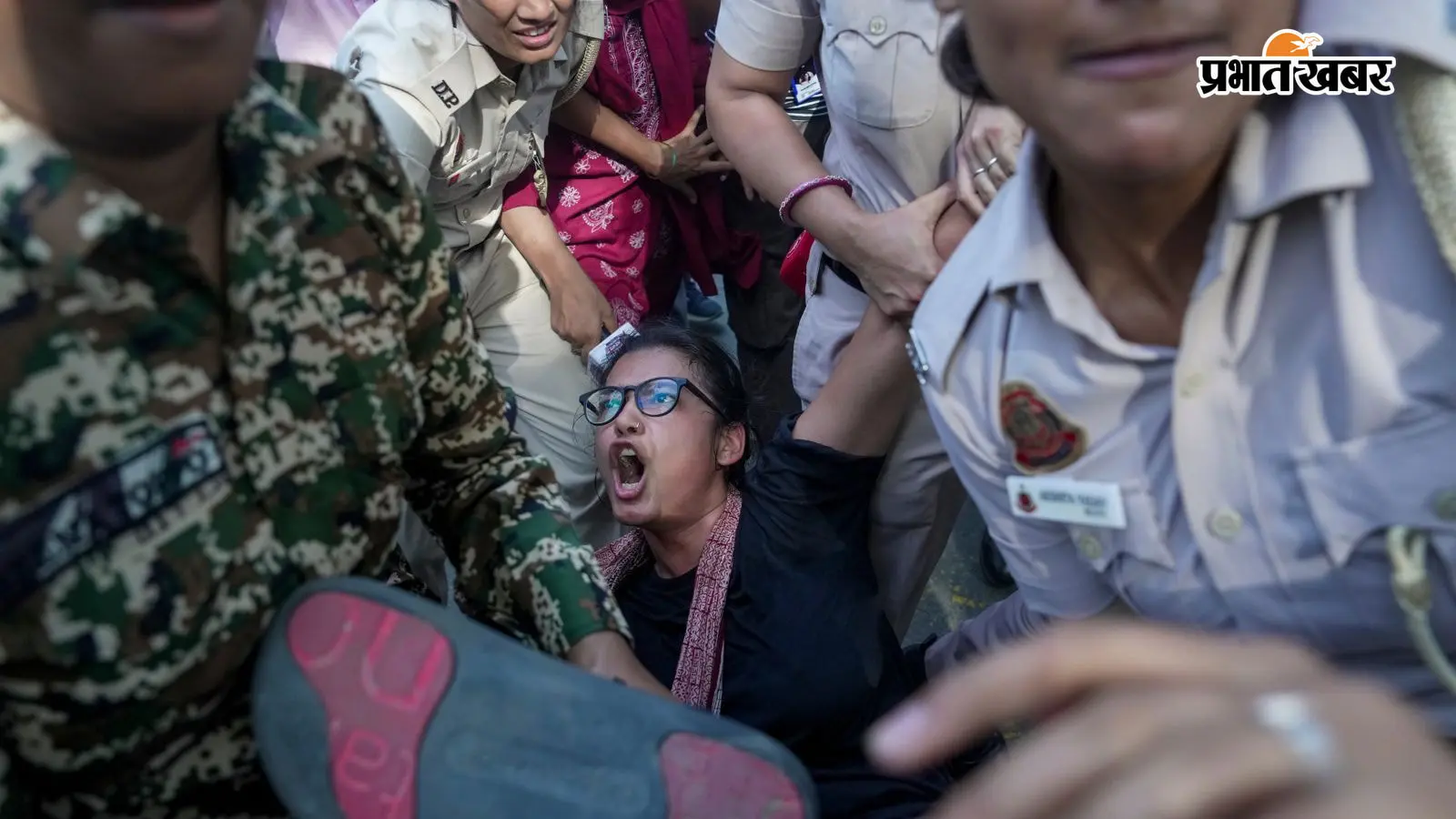 दिल्ली के जंतर-मंतर पर प्रदर्शन के दौरान पुलिसकर्मी से भिड़ीं आइसा अध्यक्ष नेहा बोरा