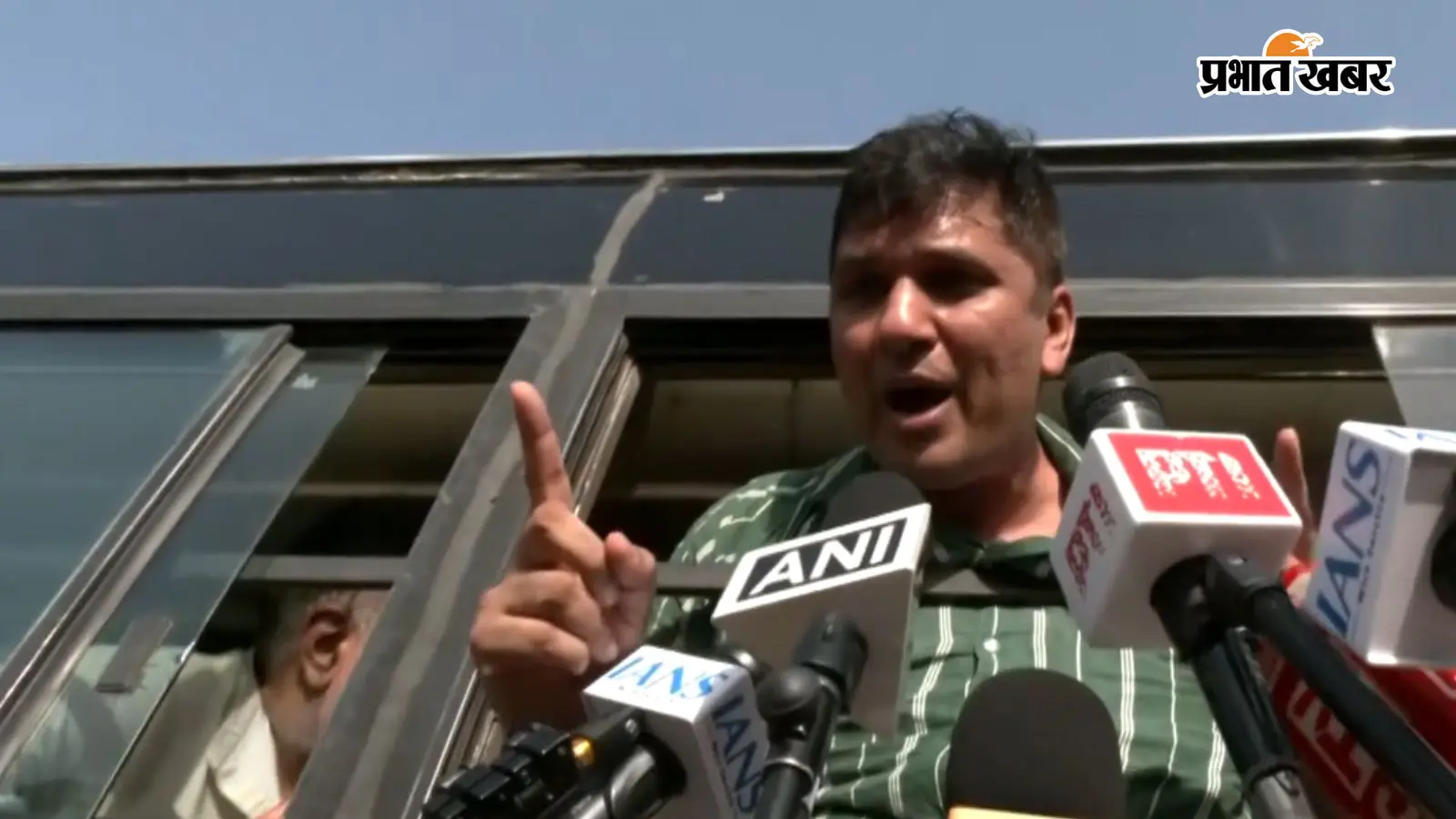 ज्ञानेश कुमार के खिलाफ AAP का मार्च: हिरासत में सौरभ भारद्वाज, बोले- पुलिस ने फुटबॉल की तरह उठाकर फेंका