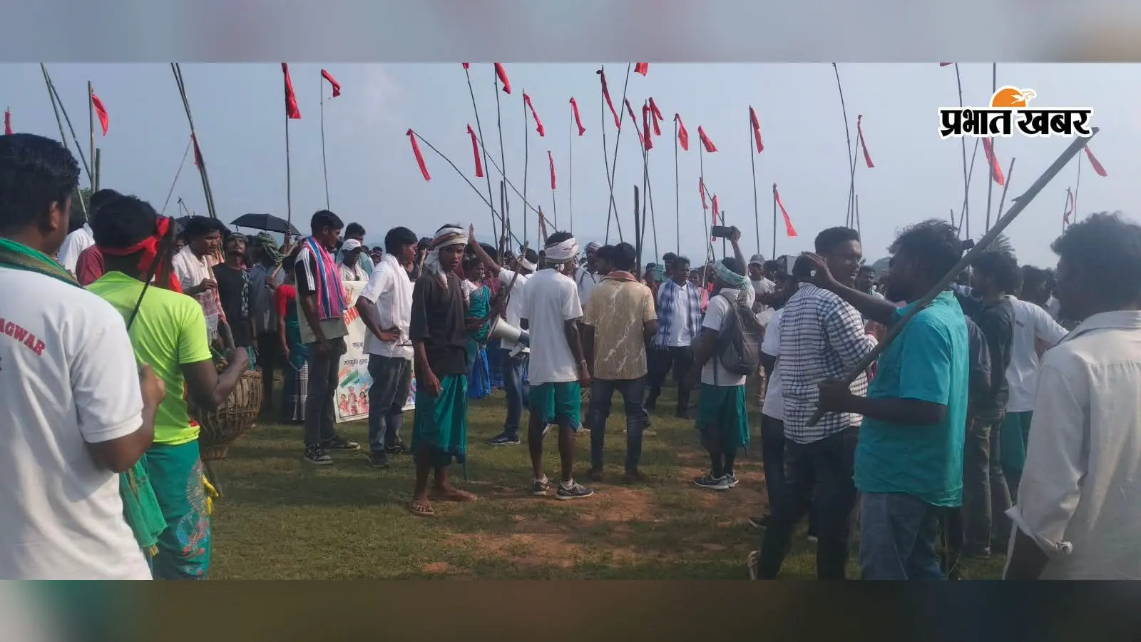 पोड़ैयाहाट में पूर्व सैनिक की बंदोबस्त जमीन पर आदिवासी समाज ने गाड़ा लाल झंडा